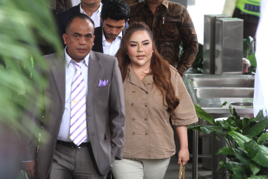 Lisa Mariana Diperiksa Perdana Sebagai Tersangka